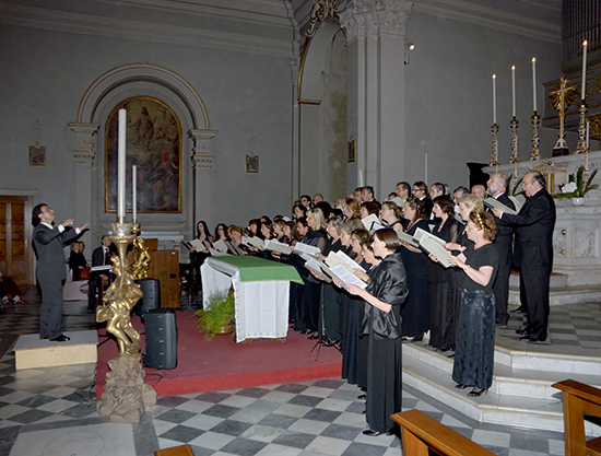 il Maestro Pinzauti e il coro