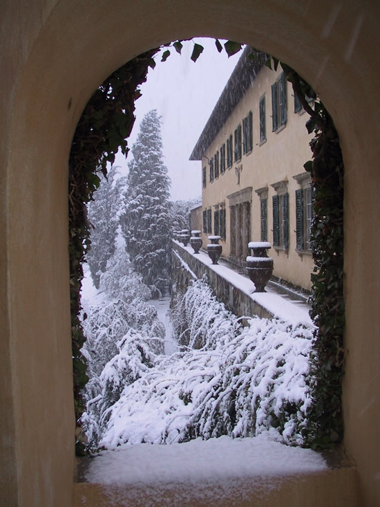 foto di repertorio, la villa sotto la neve